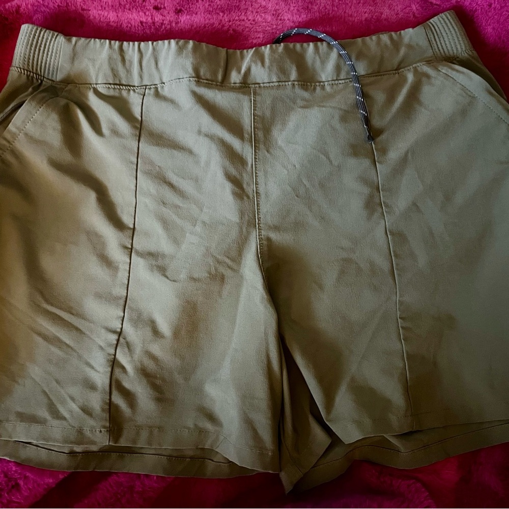 Columbia PFG Tidal Shorts. Women’s XL. Olive green. Excellent condition.